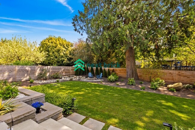 Building Photo - Luxury Meets Innovation | Stunning 5Bed, 5...