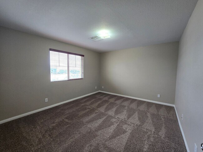 Building Photo - 5 BED, 2 1/2 BATH, 2 STORY HOME!!