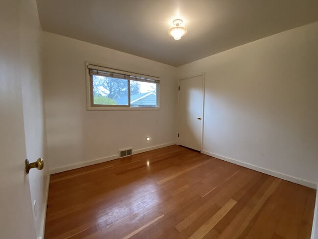 Building Photo - Charming 3-Bed, 2-Bath Gem with Fully Fenced Yard in Lynden