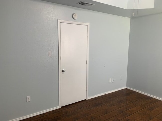 Building Photo - Big lot- Cute 2/1 duplex! Burleson