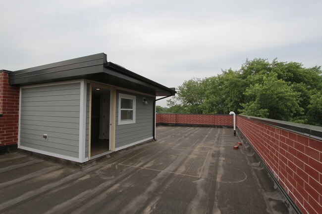Building Photo - 4207 W Roscoe St