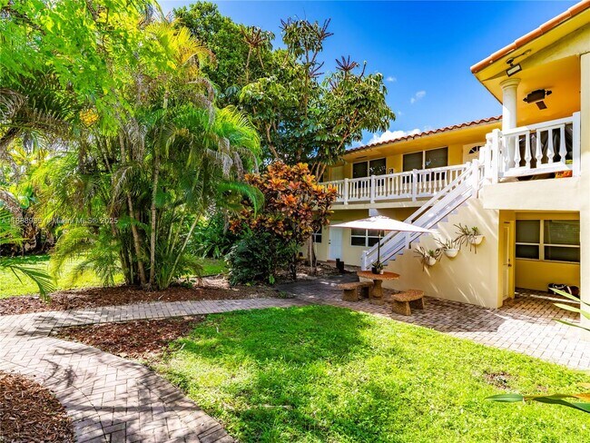 Building Photo - 2025 Miami Rd