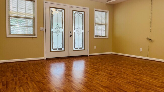 Building Photo - Charming Cottage Style 4 bedroom, 2 bathroom home in Lagrange! Must See!