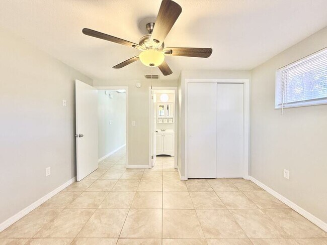 Building Photo - 5852 Monroe St