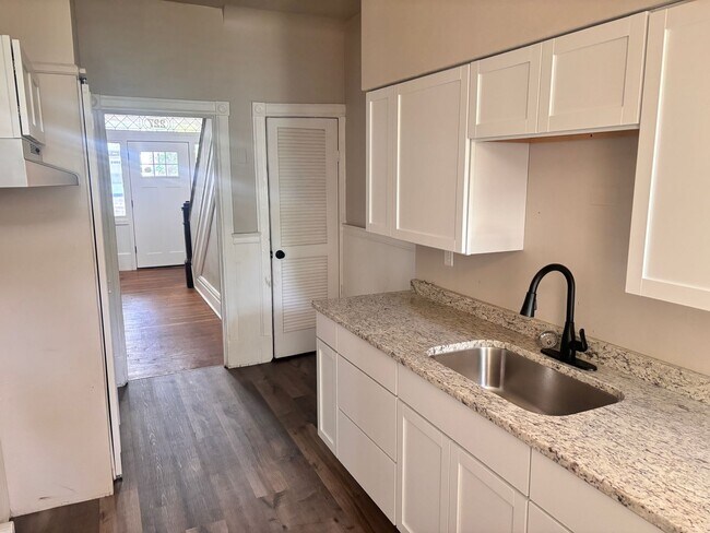 Building Photo - 4 Bedroom, 2 Full Baths Harrisburg House for Rent