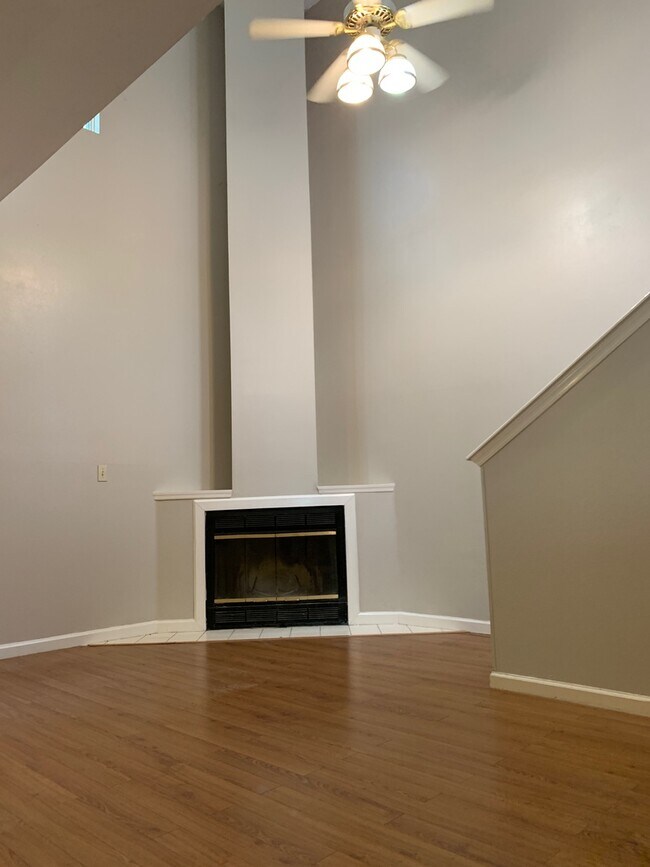 Building Photo - 3/2.5 Near Downtown Available July 25, 2026~ See appt instructions in txt