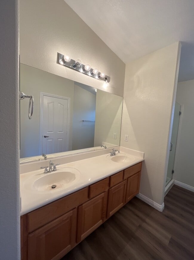 Building Photo - SPACIOUS 3-BEDROOM 2 1/2 BATH TOWNHOME IN GATED COMMUNITY