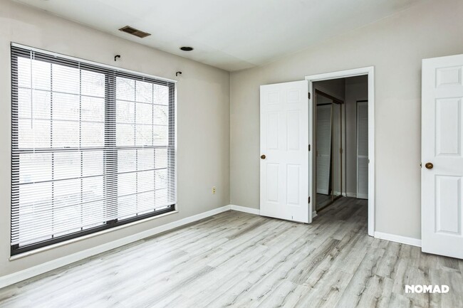 Building Photo - Charming 2BR Condo in Bellevue