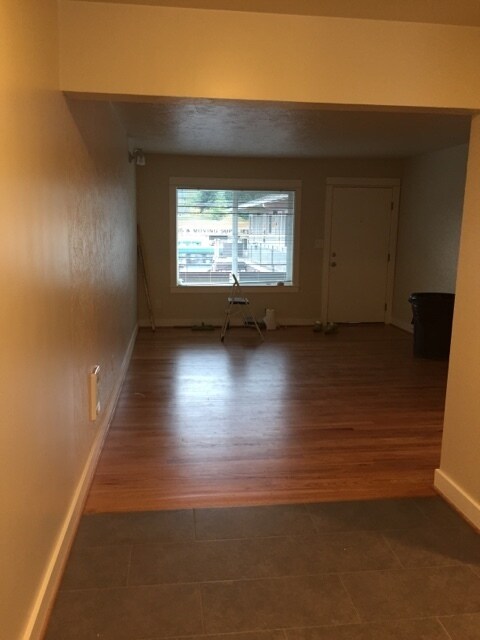 Building Photo - Modern Remodel 2br 1000sqft Private/End un...