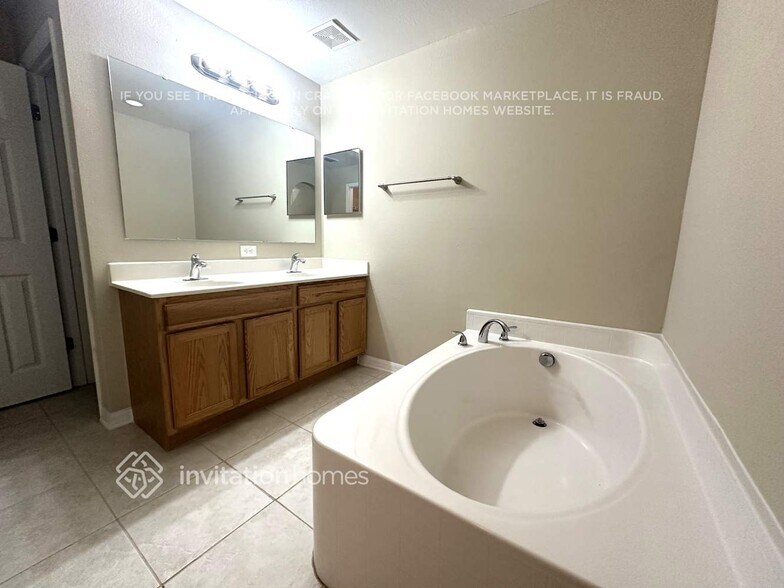 Building Photo - 3165 Hoover Dr