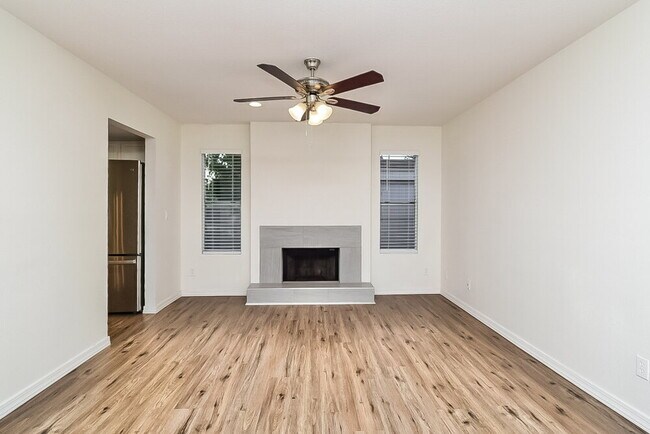 Building Photo - 1417 S Lynx Dr