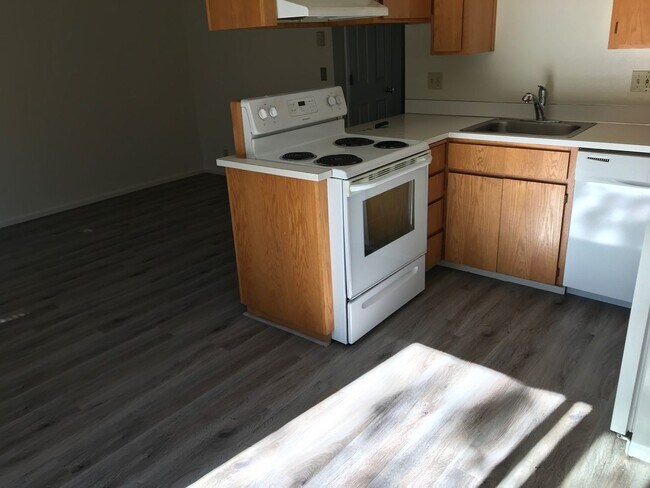 Building Photo - 3 bedroom 2 bath Thurston Hills town house