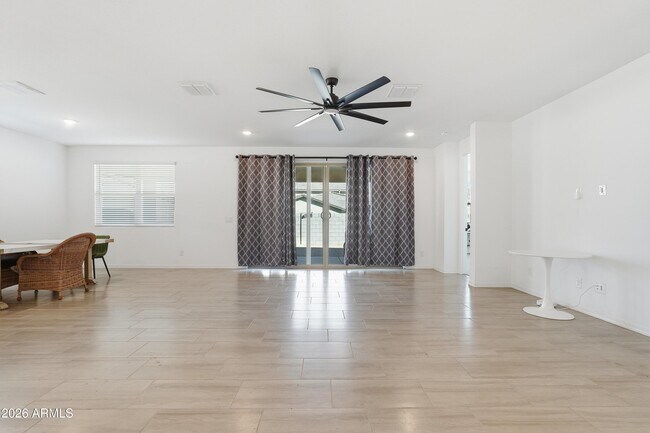 Building Photo - 4650 Gilbert Ln