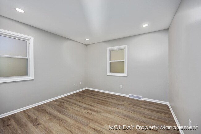 Building Photo - 945-947 Lancashire Ct SE