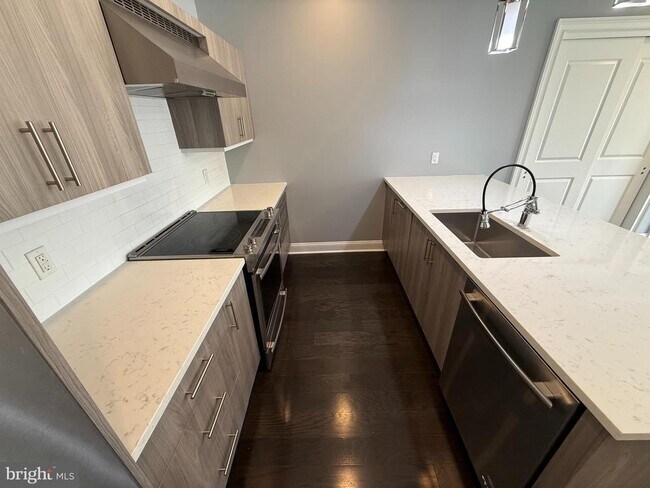 Building Photo - 200 N Sycamore St