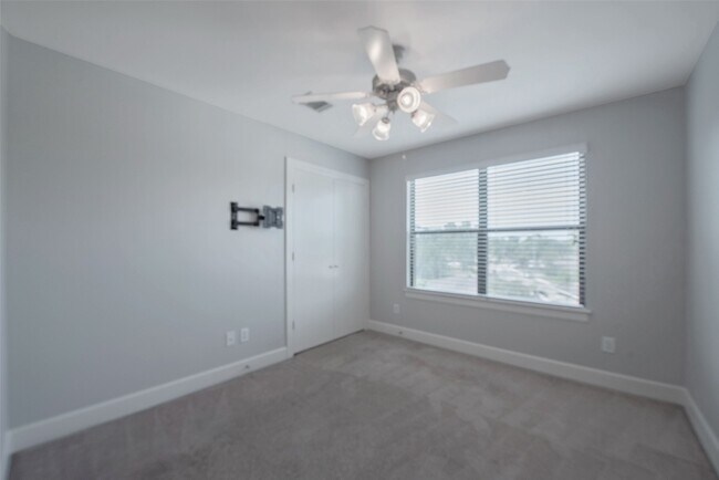 Building Photo - 7650 Springhill St