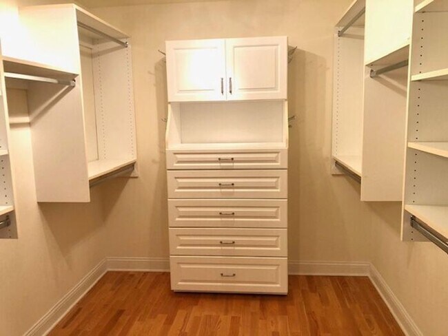Building Photo - Top Floor Condo in Great Carmel Location!