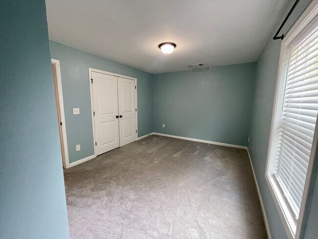 Building Photo - Gorgeous 5 bedroom 3.5 bath home in desira...