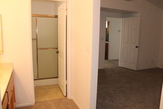Building Photo - Single Story 3 Bedroom, 2 1/2 Bathroom Tow...