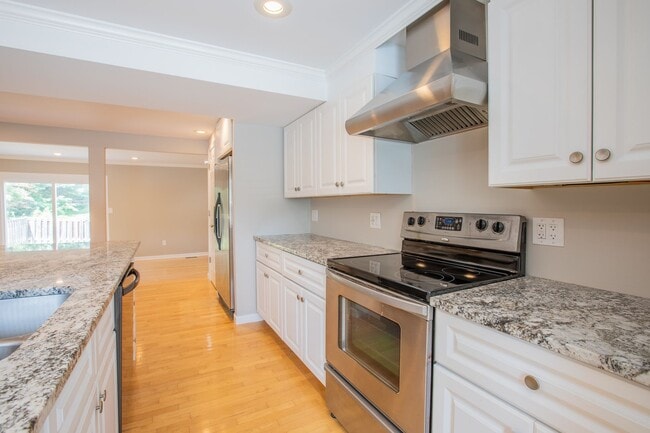 Building Photo - Stunning 3 BR/3 BA EOG Townhome in Columbia!