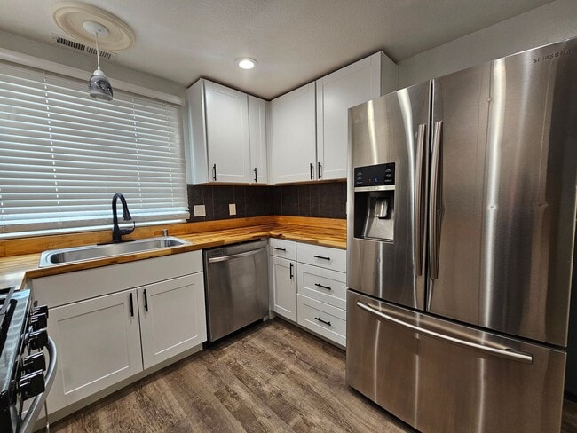 Building Photo - Stylist Updated 3 Bedroom in Dayton