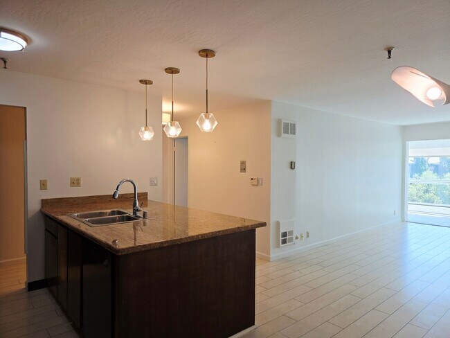 Building Photo - Top Floor Condo Unit