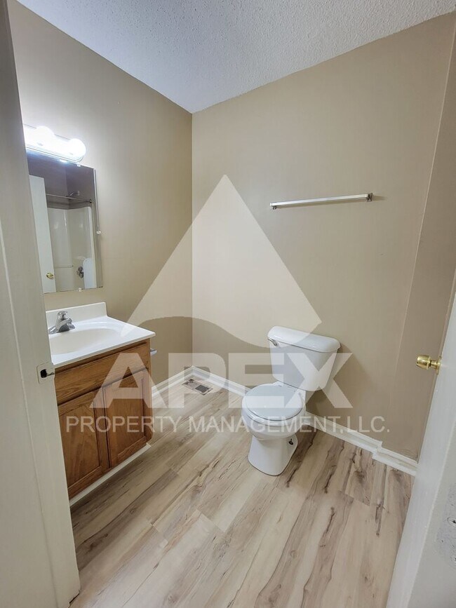 Building Photo - MOVE-IN SPECIAL, $1 RENT!! - Nice 3 Bd | 2...