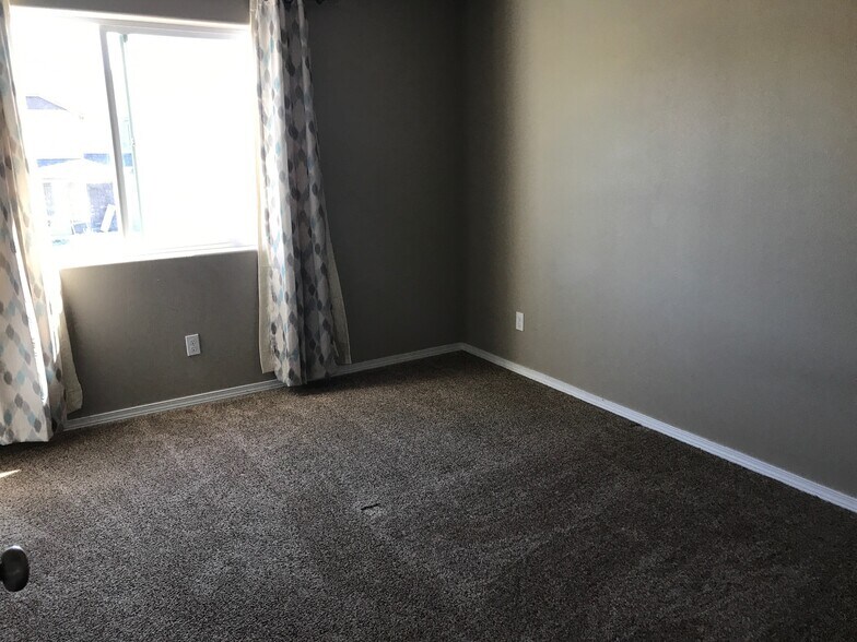 Building Photo - 1740 SW Panorama Dr