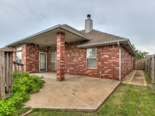 Building Photo - Stunning Open-Concept Home with Luxury Primary Suite & Outdoor Living