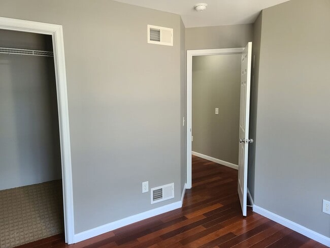 Building Photo - 3 Bedroom 2 1/2 bath end unit Townhome for...
