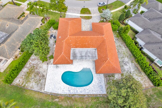 Building Photo - 5924 Pinebrook Dr