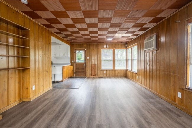 Building Photo - Charming 3 Bedroom 2 Bathroom Home