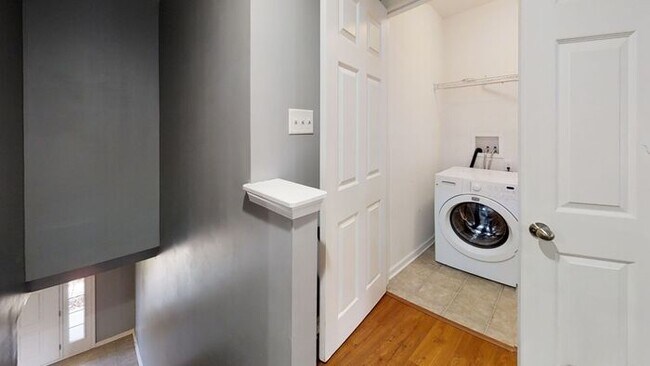 Building Photo - 3 Bedrooms 3 Bathroom Townhome