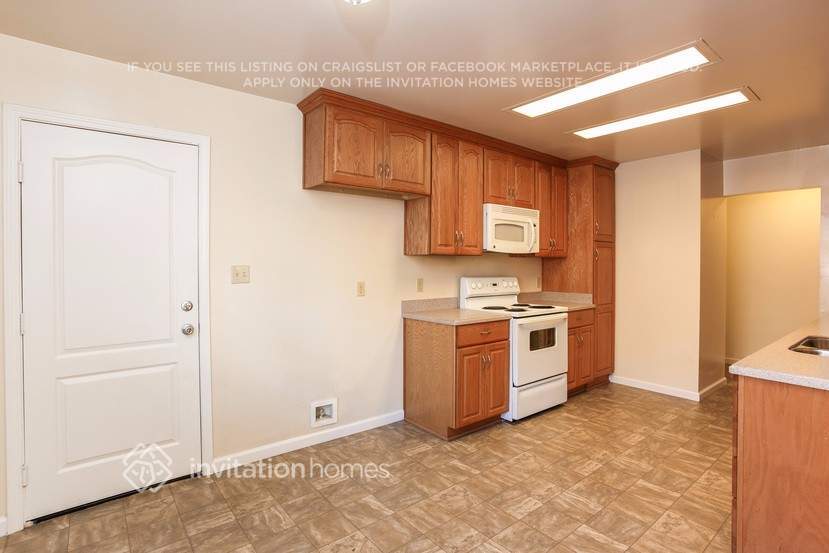 Building Photo - 1528 Vervais Ave