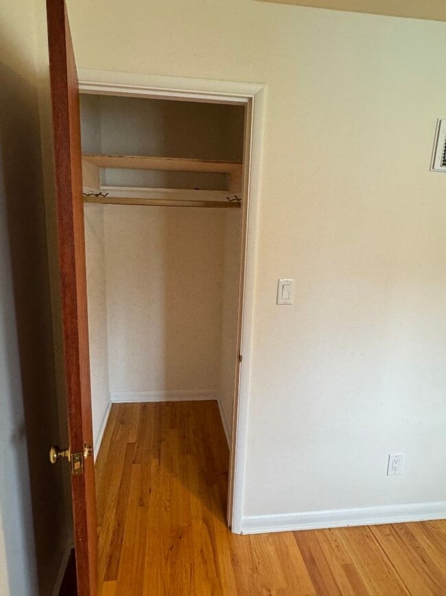 Building Photo - 2bd/1ba Seattle Apartment