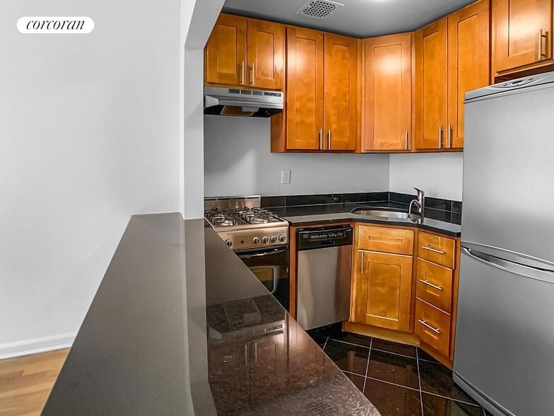 Building Photo - 33 W 87th St