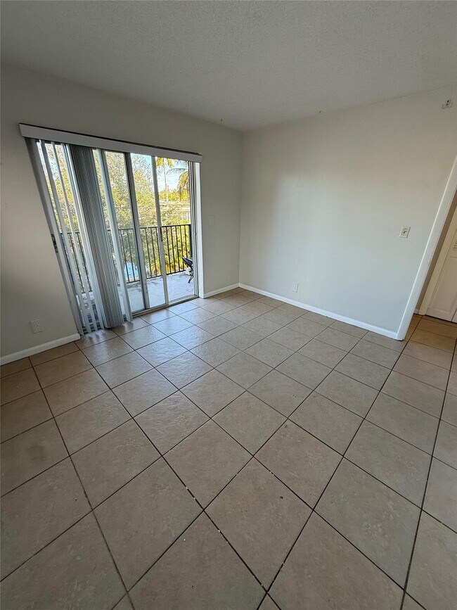 Building Photo - 1235 W River Dr