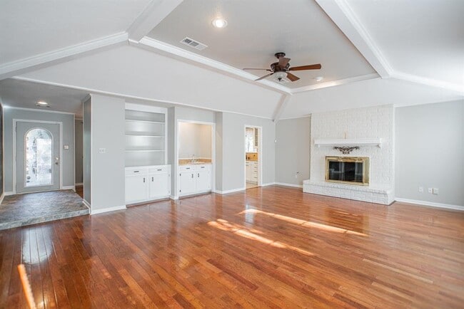 Primary Photo - 19 Lancelot Ln