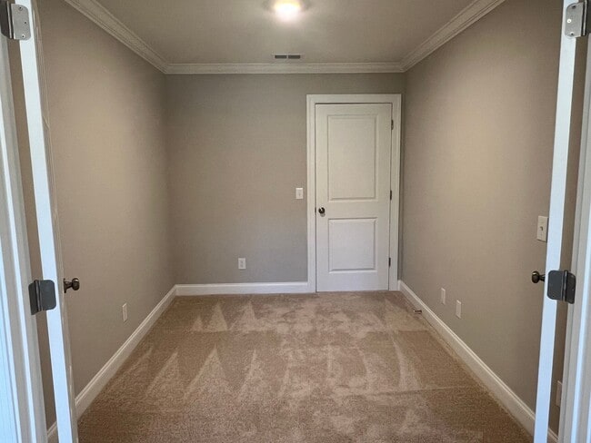 Building Photo - 3 Bedroom Townhouse in Washington Square!-...
