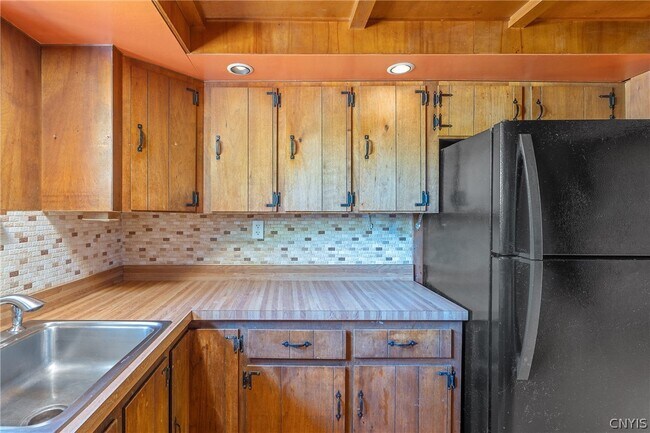 Building Photo - 6555 Woodchuck Hill Rd