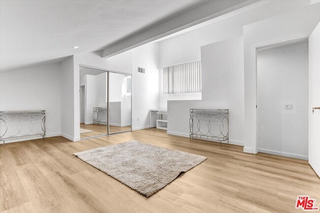 Building Photo - 6155 Reseda Blvd