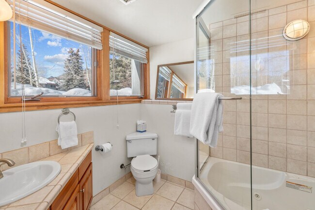 Building Photo - 747 W Pacific Ave