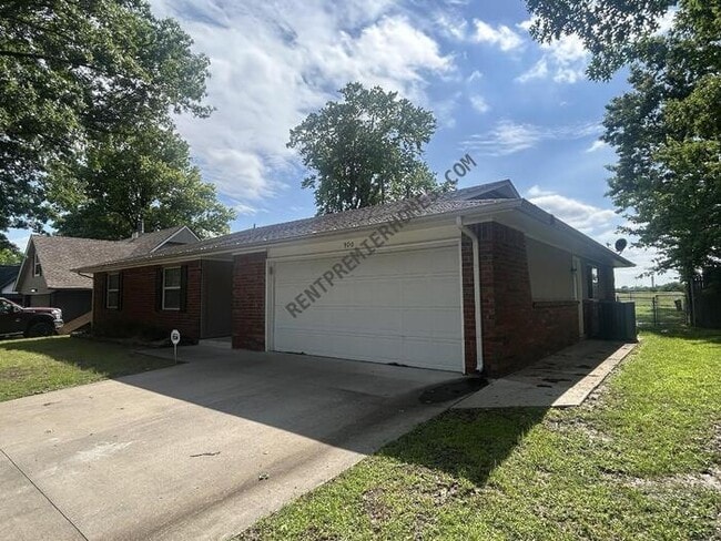 Building Photo - 900 S 27th St