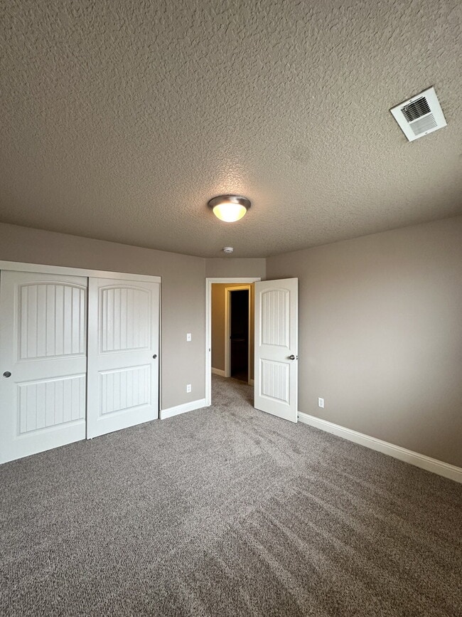 Building Photo - Beautiful 3-Bedroom Townhome in Hidden Glen