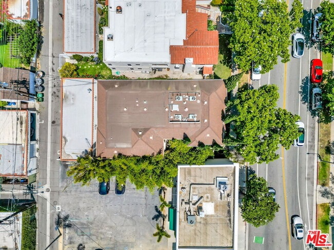 Building Photo - 361 1/2 S Doheny Dr