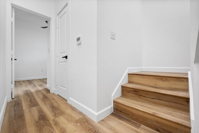 Building Photo - Spacious Townhouse in Dallas