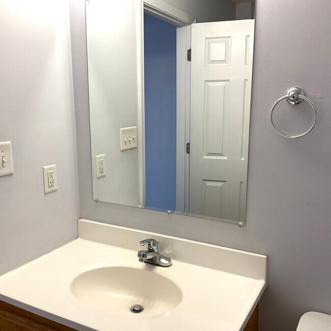 Building Photo - 3 Bedrooms, 2 Baths Home For Rent in Newton NC with 2 car garage