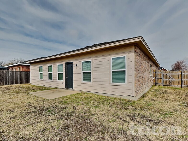 Building Photo - 1002 Woodcrest Dr