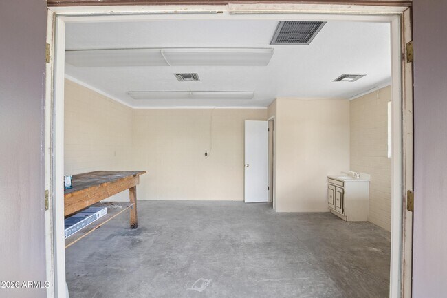 Building Photo - 1014 E Balboa Cir