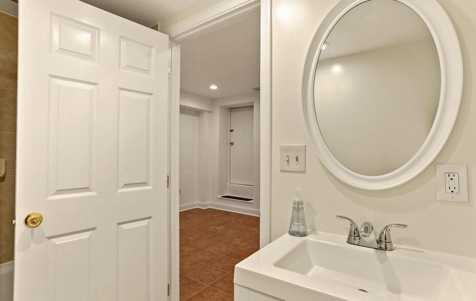Downstairs bedroom bathroom - 650 Newton Pl NW